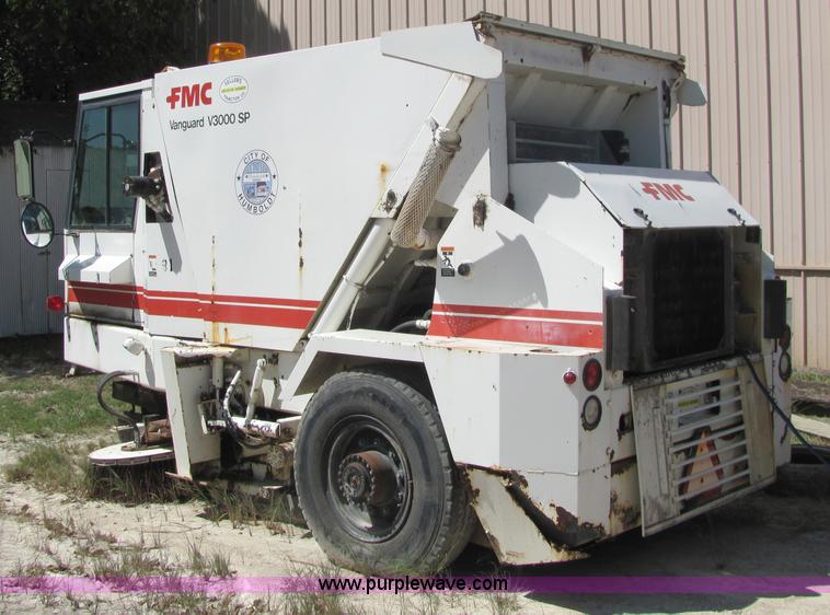 image for item 6832 1988 FMC Vanguard V3000 street sweeper