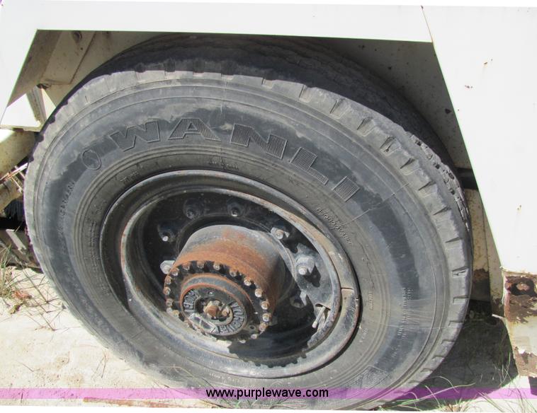 image for item 6832 1988 FMC Vanguard V3000 street sweeper