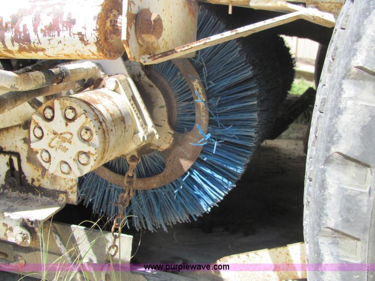 image for item 6832 1988 FMC Vanguard V3000 street sweeper