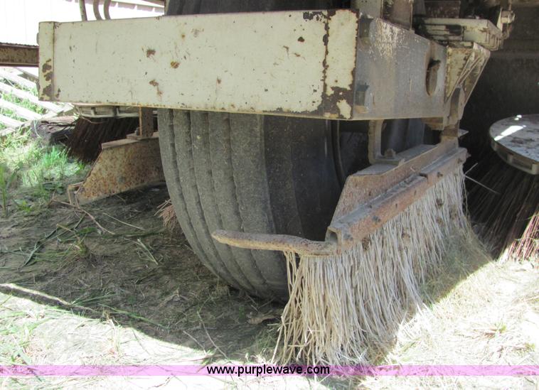 image for item 6832 1988 FMC Vanguard V3000 street sweeper