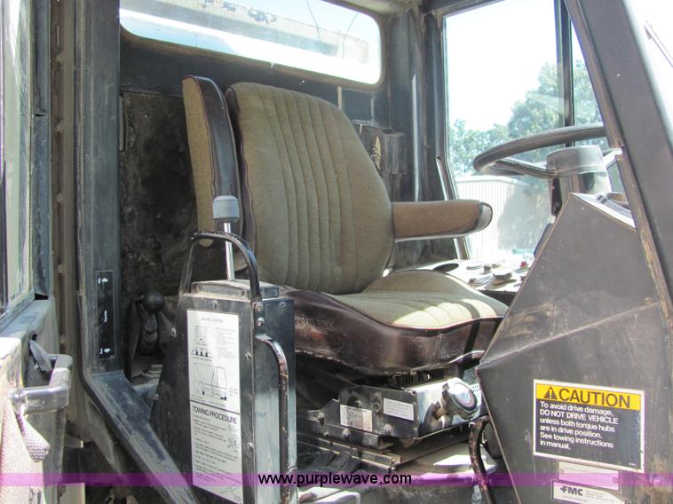 image for item 6832 1988 FMC Vanguard V3000 street sweeper