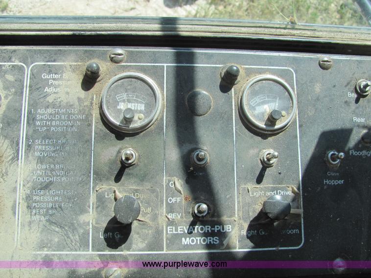 image for item 6832 1988 FMC Vanguard V3000 street sweeper