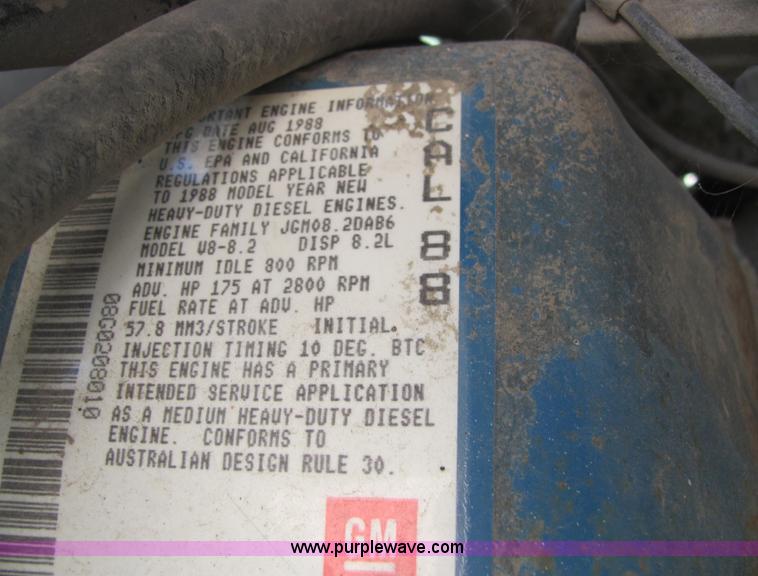 image for item 6832 1988 FMC Vanguard V3000 street sweeper