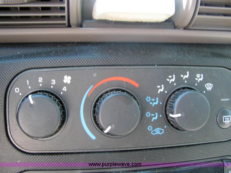 image for item 6834 2002 Dodge Stratus