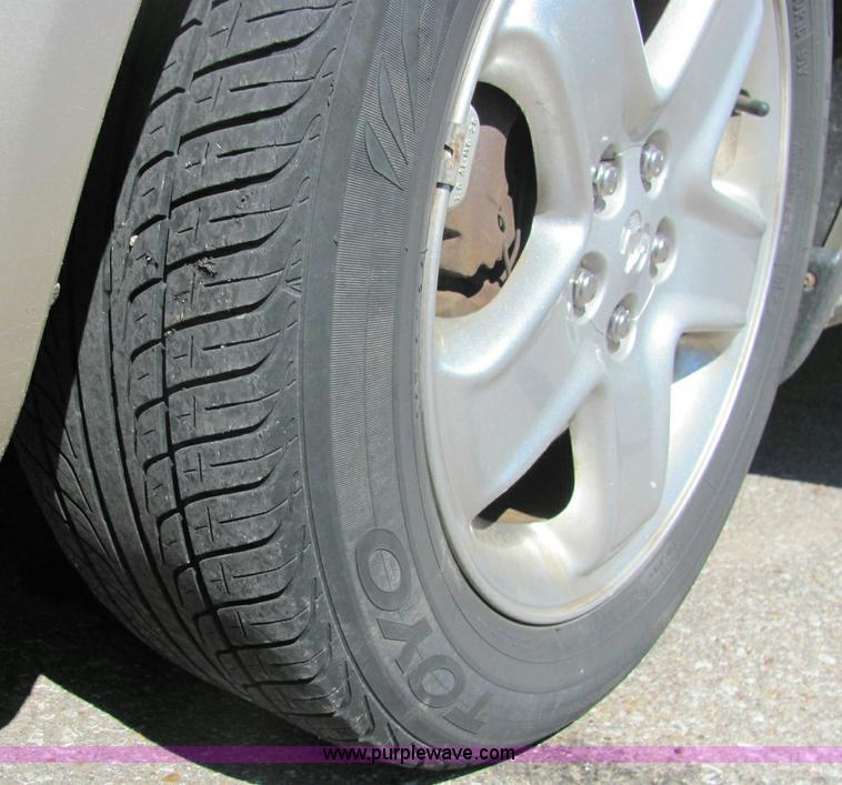 image for item 6834 2002 Dodge Stratus