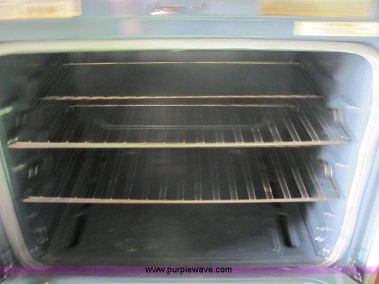Whirlpool Accubake oven in Newton, KS | Item 6850 sold | Purple Wave