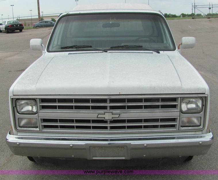image for item 6887 1986 Chevrolet Custome Deluxe C10 pickup truck