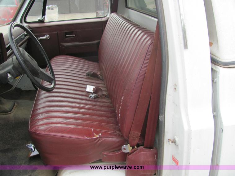 image for item 6887 1986 Chevrolet Custome Deluxe C10 pickup truck