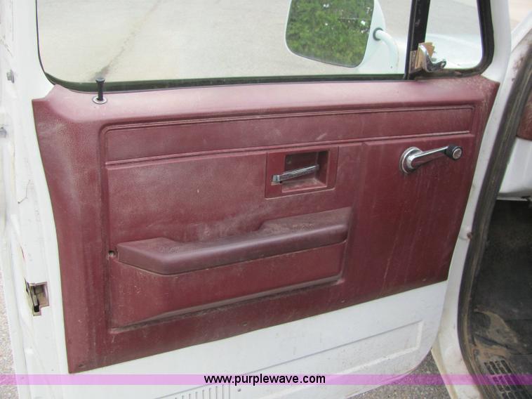 image for item 6887 1986 Chevrolet Custome Deluxe C10 pickup truck