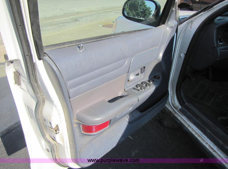 image for item 7376 1999 Ford Crown Victoria