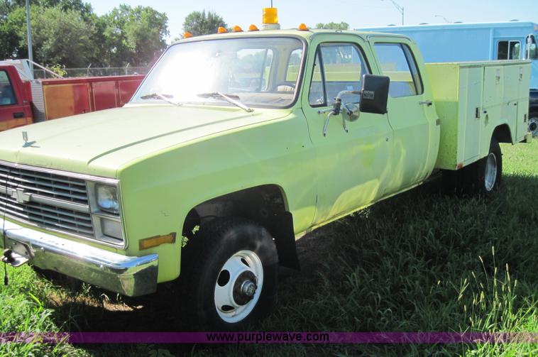 image for item 4032 1983 Chevrolet K3500 pickup truck