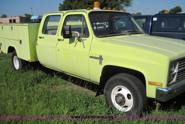 image for item 4032 1983 Chevrolet K3500 pickup truck