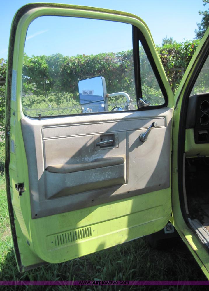 image for item 4032 1983 Chevrolet K3500 pickup truck