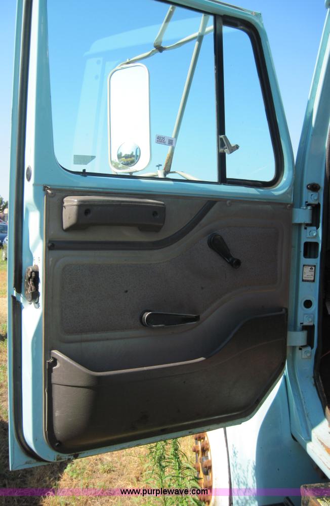 image for item 4035 2000 International Series 4700 dump truck