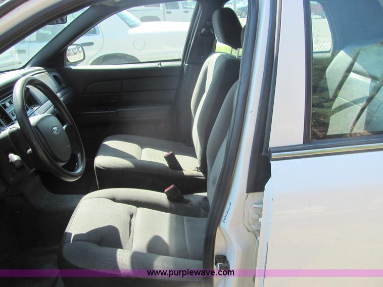 image for item 4052 2006 Ford Crown Victoria Police Interceptor