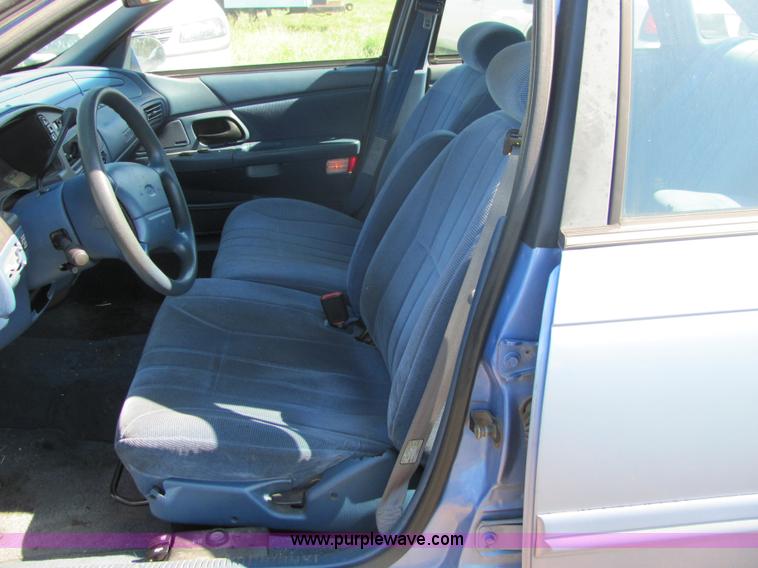 image for item 4056 1995 Ford Taurus