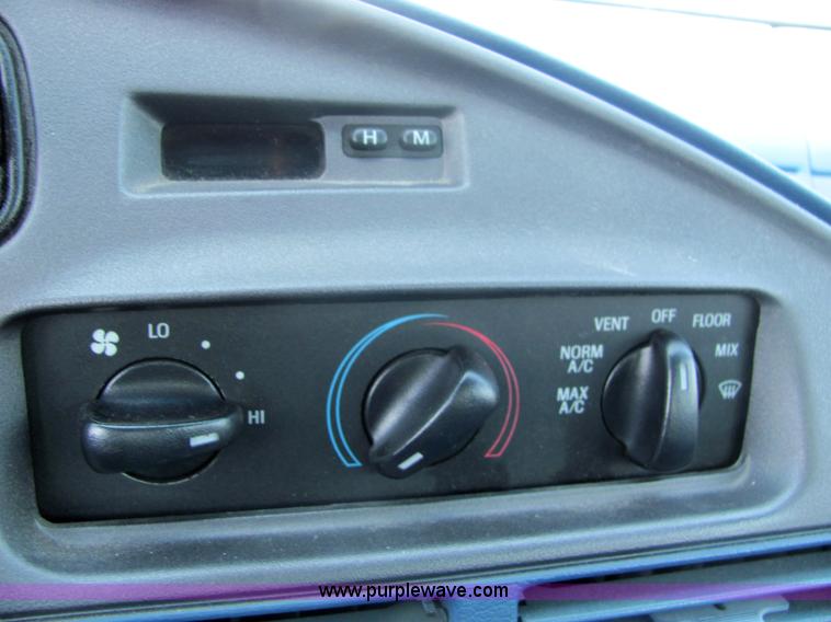 image for item 4056 1995 Ford Taurus