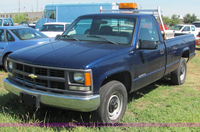 image for item 4057 2000 Chevrolet C2500 pickup truck