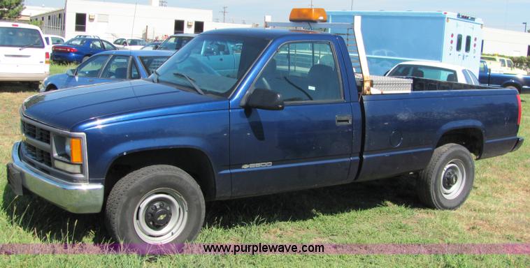 image for item 4057 2000 Chevrolet C2500 pickup truck