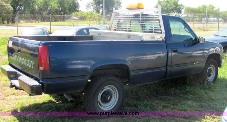 image for item 4057 2000 Chevrolet C2500 pickup truck