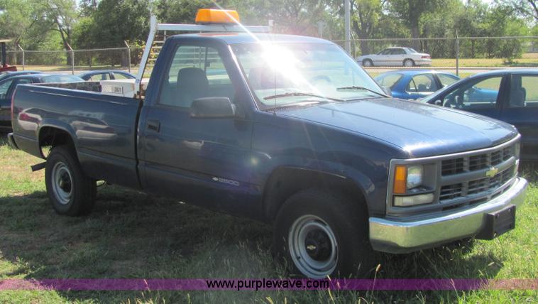 image for item 4057 2000 Chevrolet C2500 pickup truck