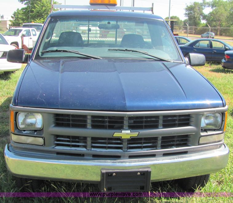 image for item 4057 2000 Chevrolet C2500 pickup truck