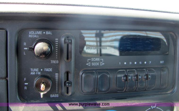 image for item 4057 2000 Chevrolet C2500 pickup truck