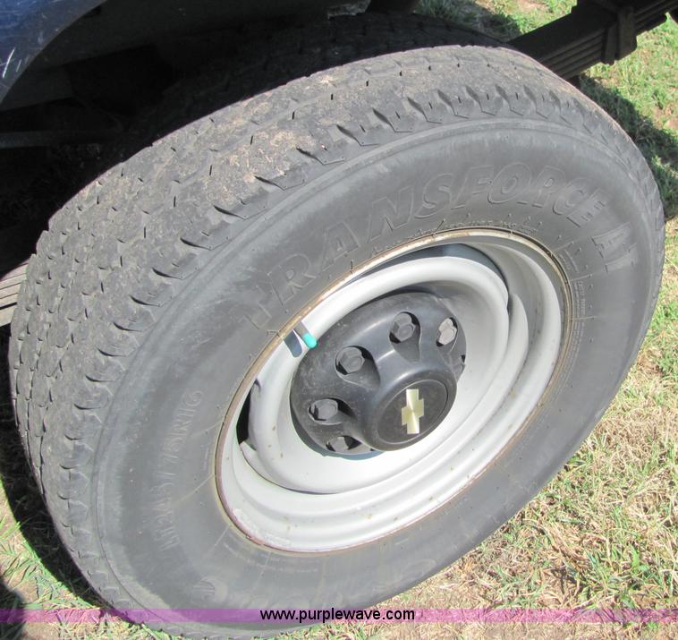 image for item 4057 2000 Chevrolet C2500 pickup truck