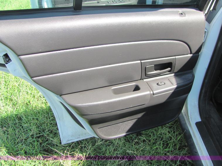 image for item 4060 2006 Ford Crown Victoria Police Interceptor