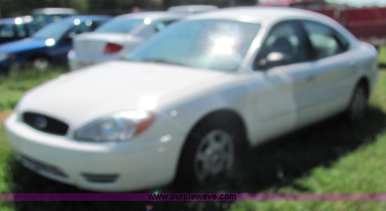 image for item 4066 2005 Ford Taurus SE