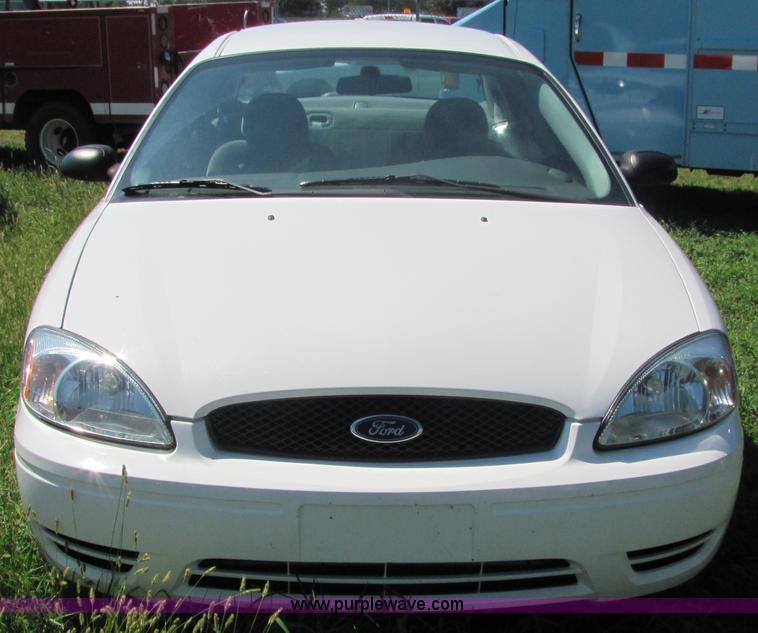 image for item 4066 2005 Ford Taurus SE