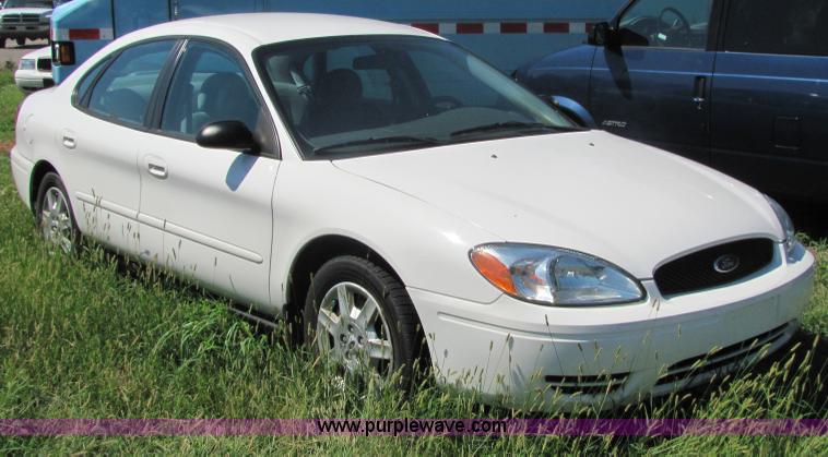 image for item 4066 2005 Ford Taurus SE