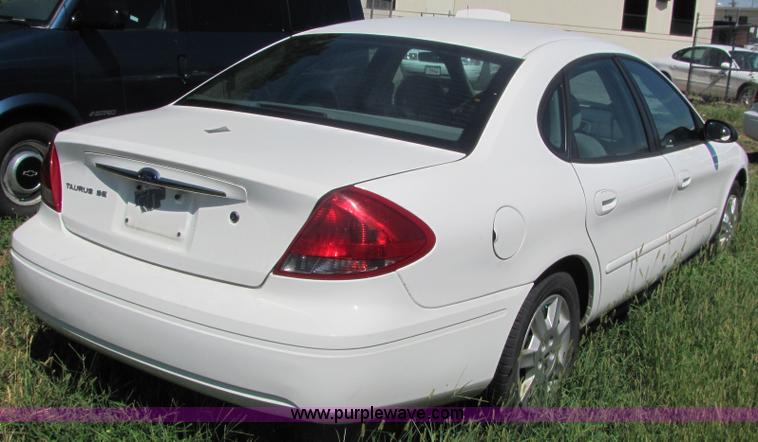 image for item 4066 2005 Ford Taurus SE