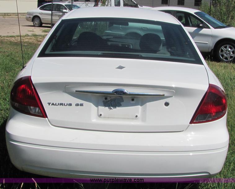 image for item 4066 2005 Ford Taurus SE