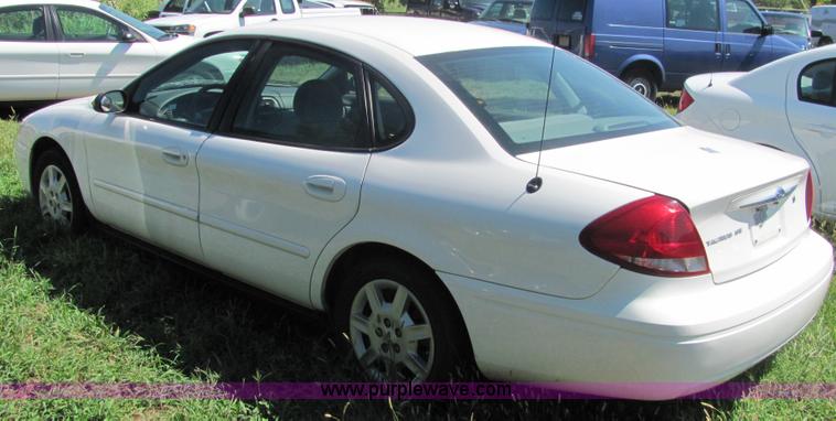 image for item 4066 2005 Ford Taurus SE