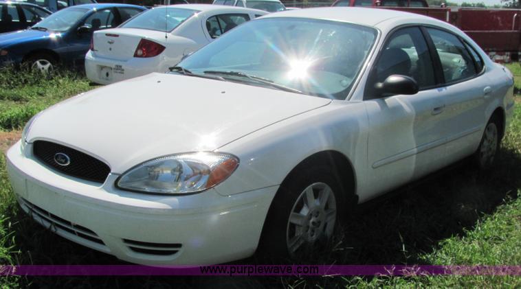 image for item 4066 2005 Ford Taurus SE