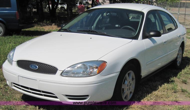 image for item 4068 2005 Ford Taurus
