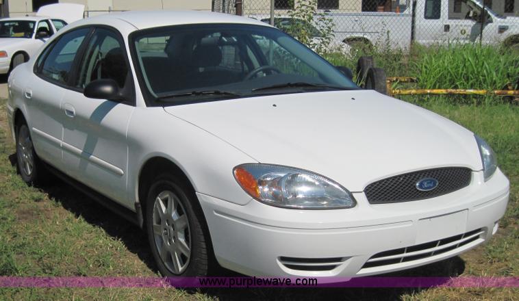 image for item 4068 2005 Ford Taurus
