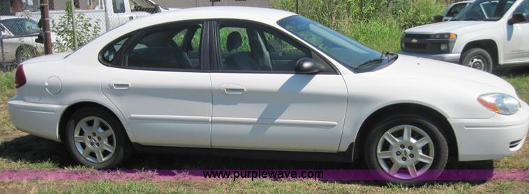 image for item 4068 2005 Ford Taurus
