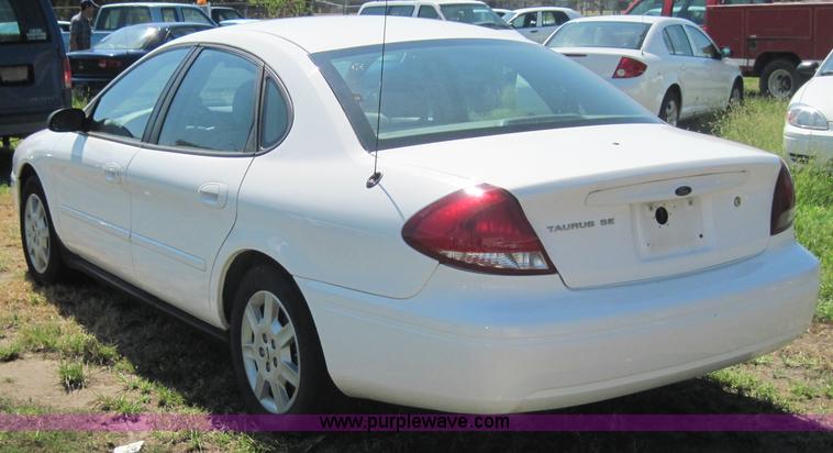 image for item 4068 2005 Ford Taurus
