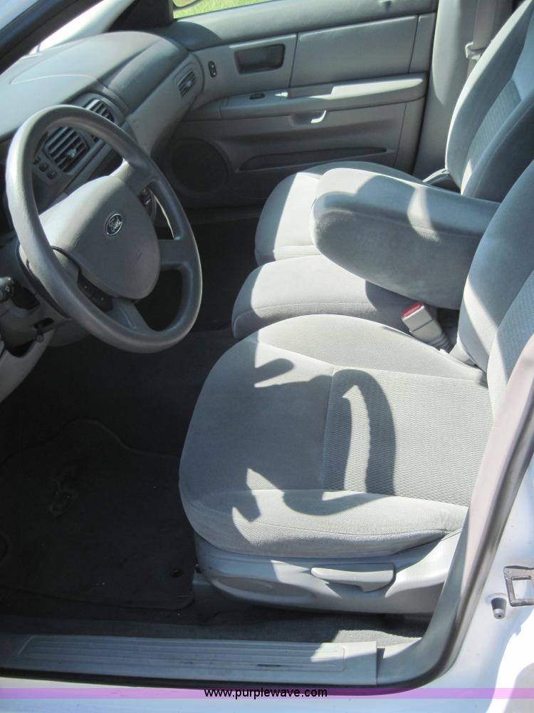 image for item 4068 2005 Ford Taurus