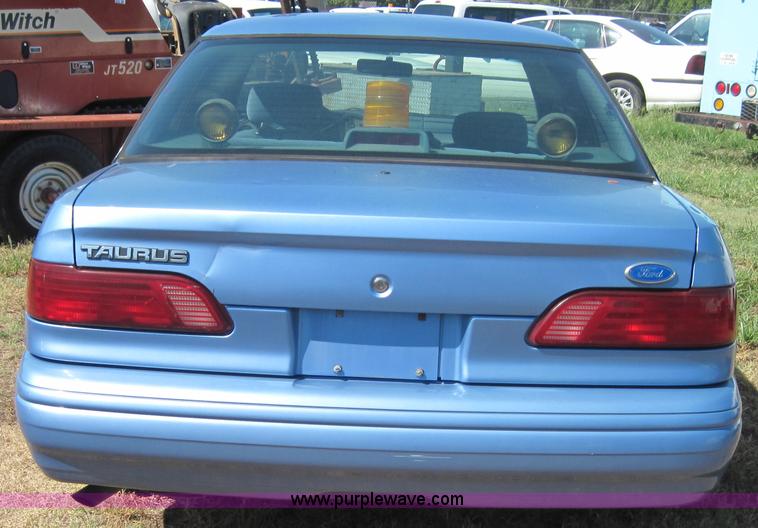 image for item 4072 1995 Ford Taurus