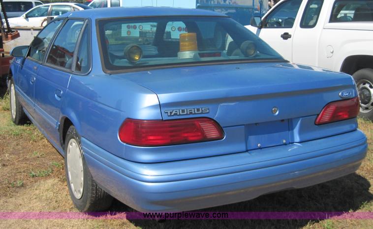image for item 4072 1995 Ford Taurus
