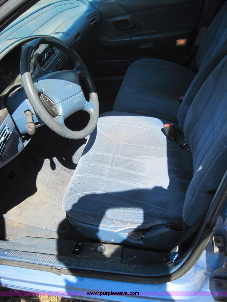 image for item 4072 1995 Ford Taurus