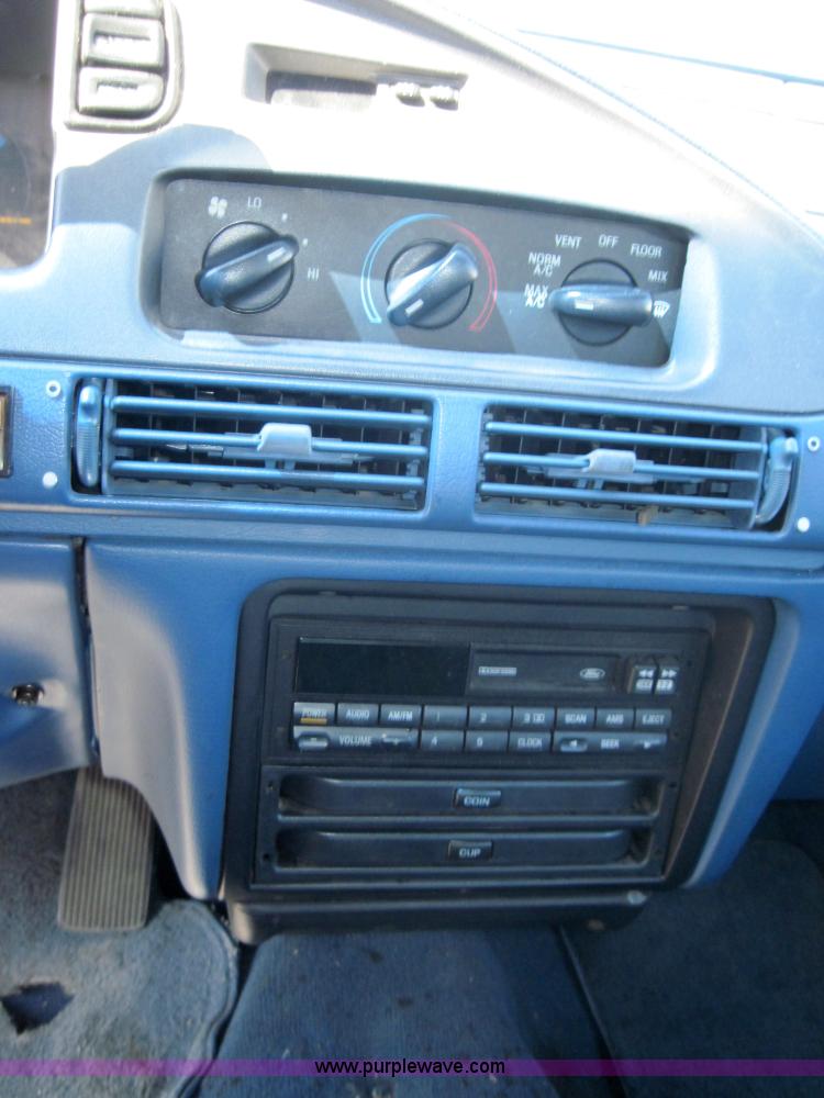 image for item 4072 1995 Ford Taurus