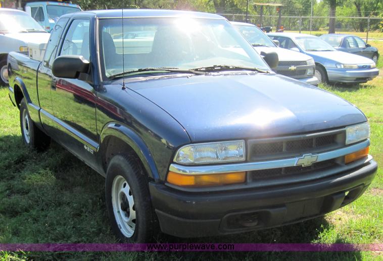 image for item 4074 2002 Chevrolet S10 pickup truck