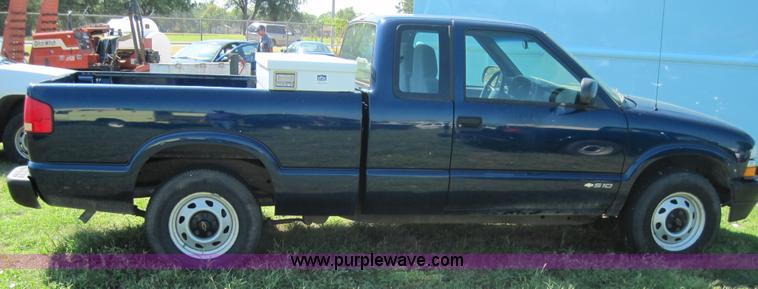 image for item 4074 2002 Chevrolet S10 pickup truck