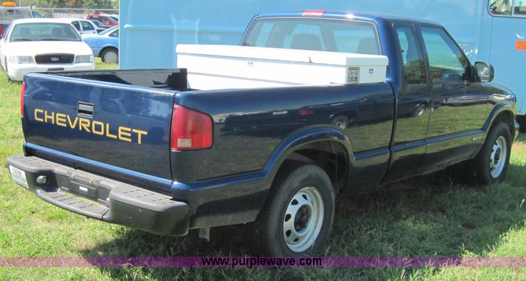image for item 4074 2002 Chevrolet S10 pickup truck