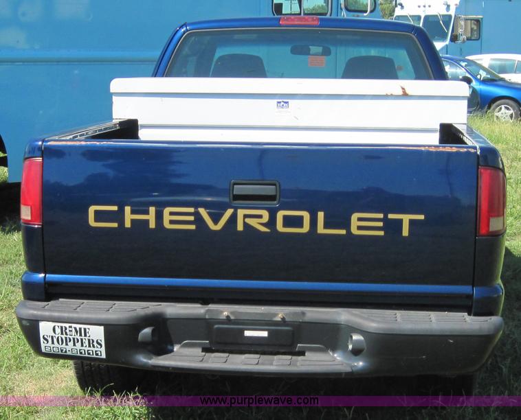 image for item 4074 2002 Chevrolet S10 pickup truck