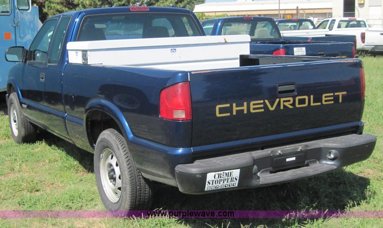 image for item 4074 2002 Chevrolet S10 pickup truck